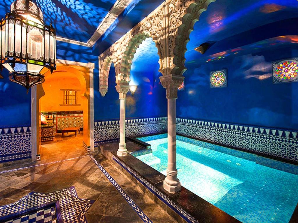 布鲁塞尔马诺斯普利米尔酒店的游泳池,位于带游泳池的建筑内