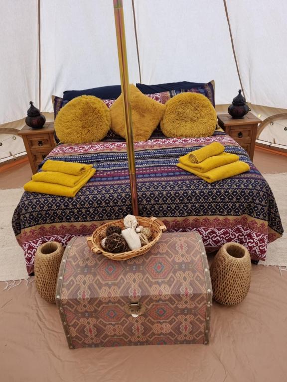 GüimeThe Tent的两张带黄色枕头的床和行李箱