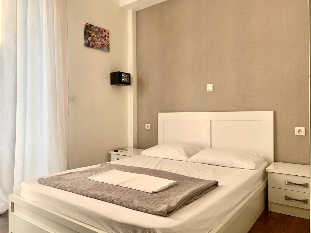 雅典City Center Athenes rooms的卧室配有白色床单和白色大床