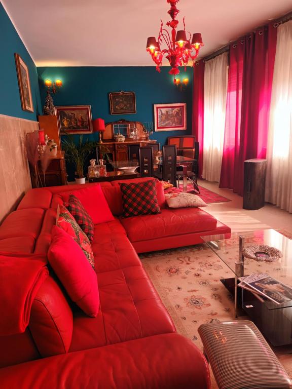罗戈·格兰德Ada Rooms的客厅配有红色的沙发和桌子