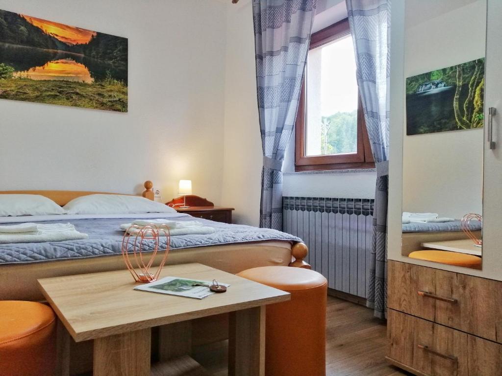 普利特维采湖Guest House Končar的一间小卧室,配有一张床和一张桌子