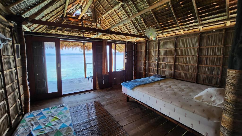 Pulau MansuarTerimakasih homestay的海景客房内的一张床位