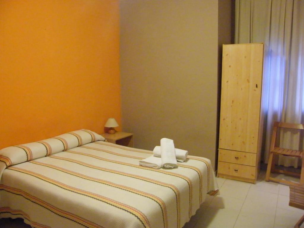 萨拉戈萨考罗纳旅馆的卧室配有一张床