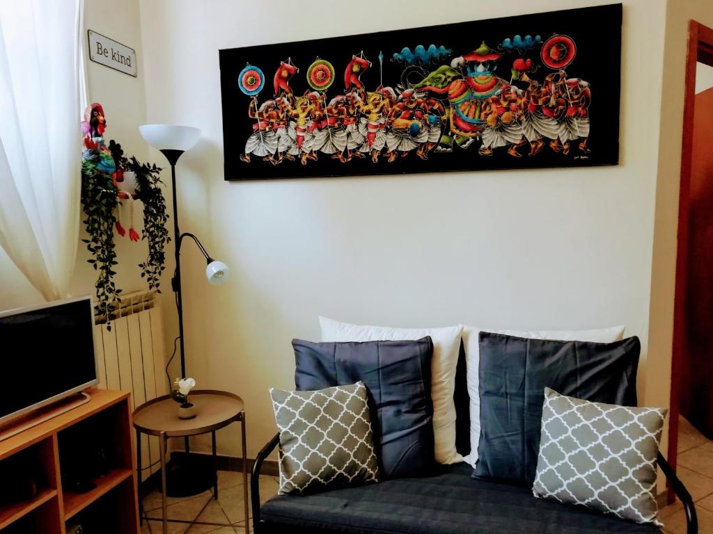 佛罗伦萨Apartement NICKY的客厅配有沙发和墙上的照片
