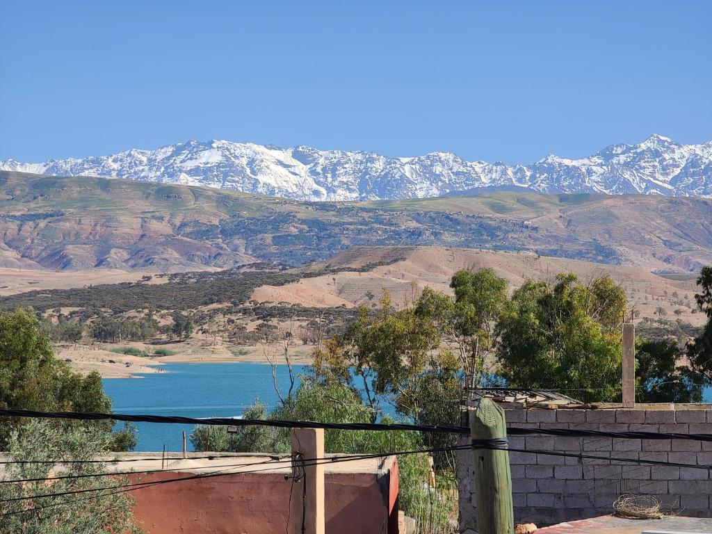 拉拉塔可库斯特Dar de l'Atlas的享有积雪覆盖的山脉的水域美景