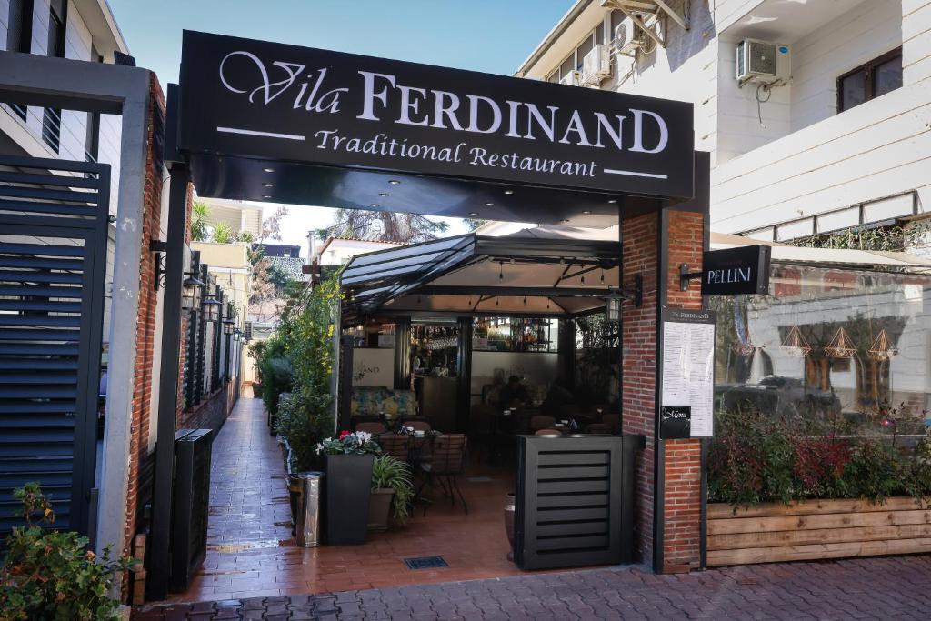 地拉那Vila Ferdinand Modern Rooms In Tirana's Center的一间标有读维尔法迪南传统餐厅的标志的餐厅