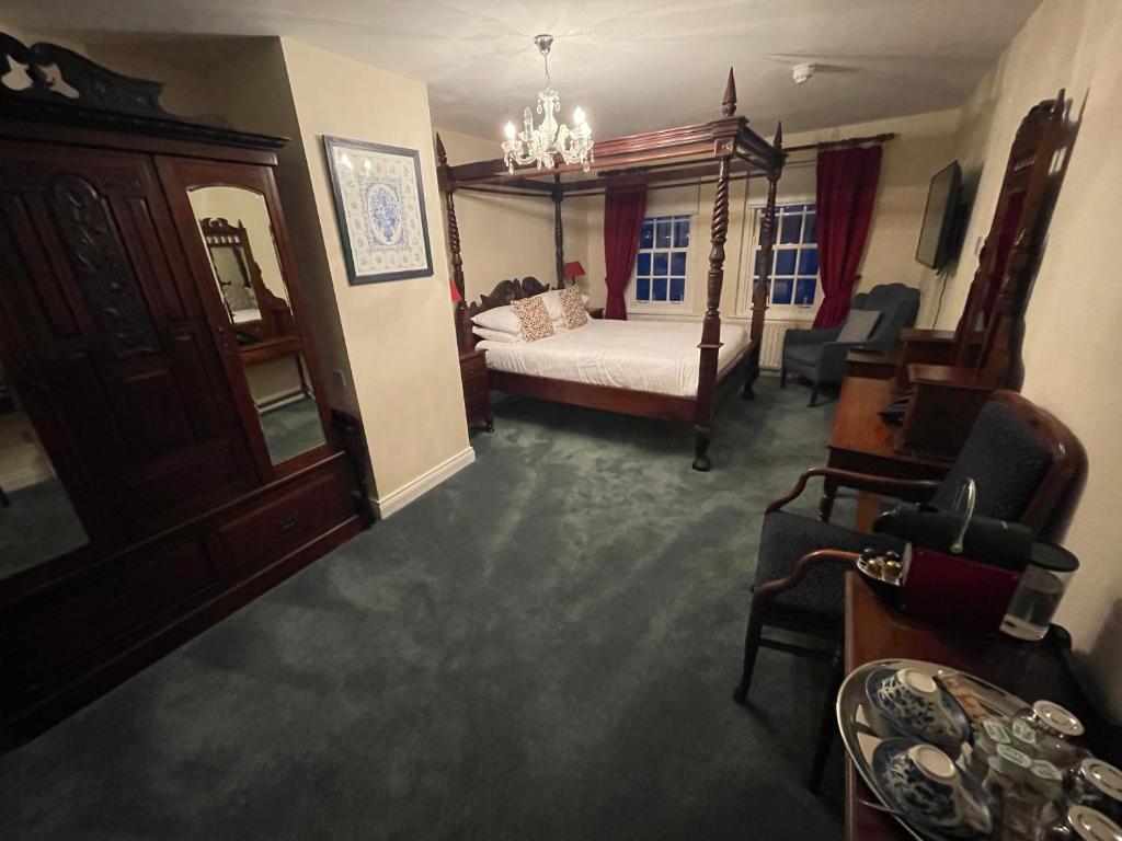 波塔费里The Portaferry Hotel的一间带一张床和椅子的卧室