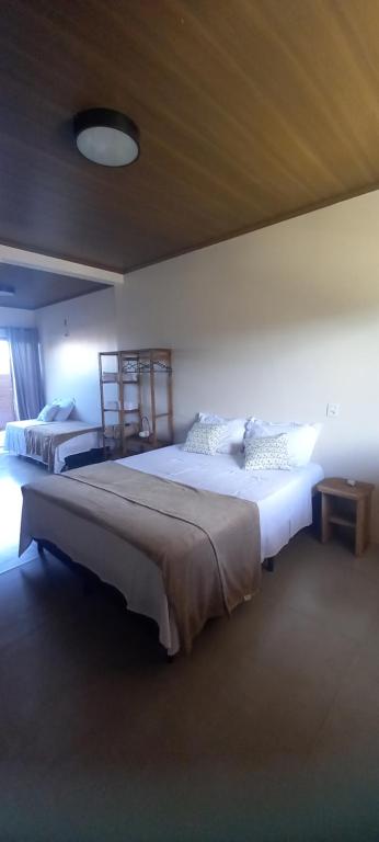 戈亚斯州上帕莱索Mangabeiras - Casa de Hóspedes的一间卧室,配有两张床