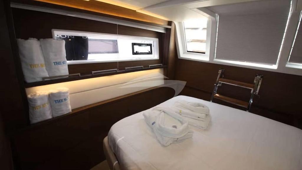 加尔维斯敦Aquamarine的小房间设有床和窗户