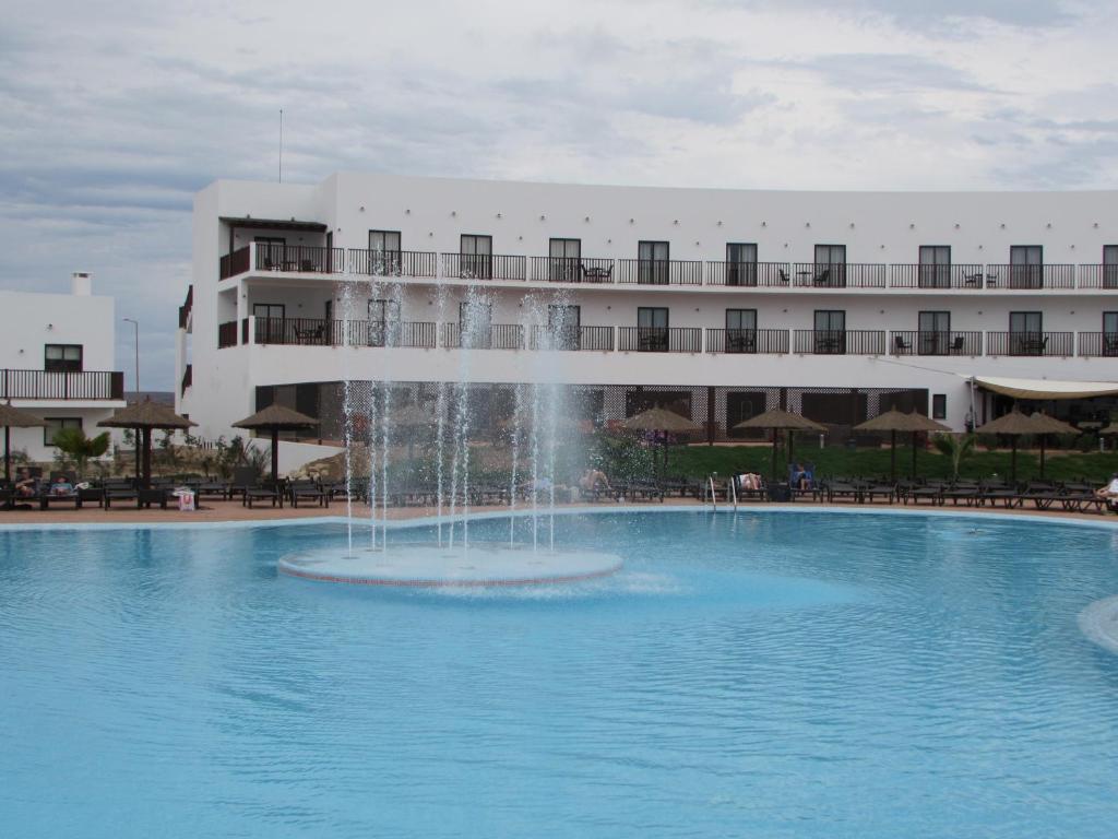 圣玛丽亚BCV - Private 1 Bed Apartment Dunas Resort 1340 and 6002的一座建筑物前泳池中央的喷泉