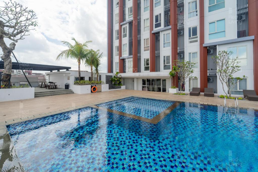 日惹RedLiving Apartemen Barsa City by Ciputra - WM Property的一座建筑物中央的游泳池