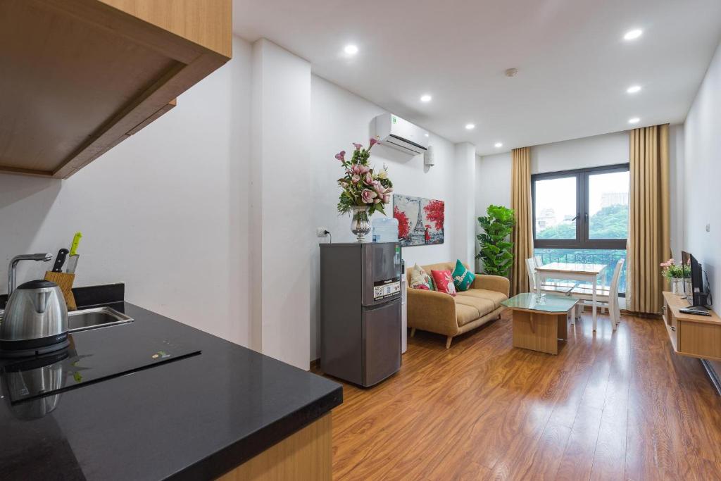 河内Granda Quan Hoa Apartment的厨房以及带台面的起居室。