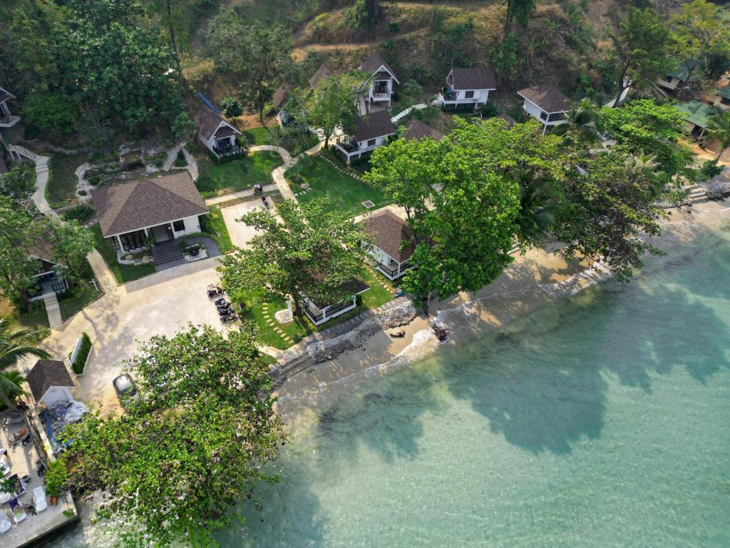 象岛Sea Escape Koh Chang的水中岛上房屋的空中景观