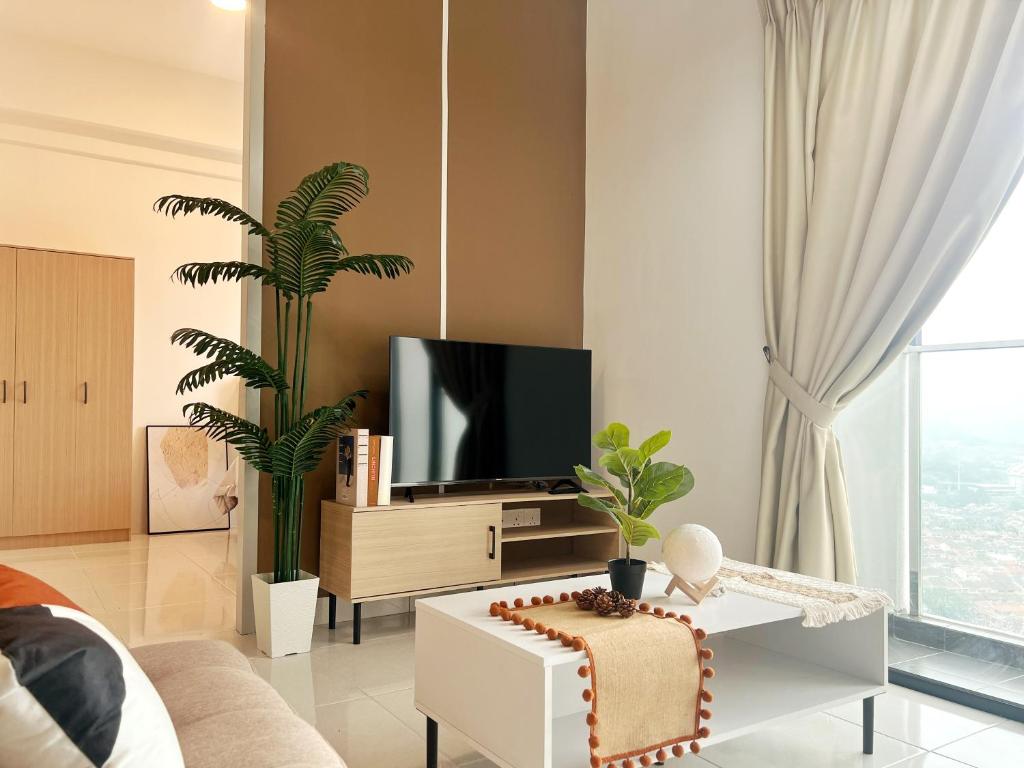 吉隆坡Modern Muji Inspired Design, Bandar Menjarala, near to DesaParkCity 2 Bedrooms Suite的一间带电视和沙发的客厅