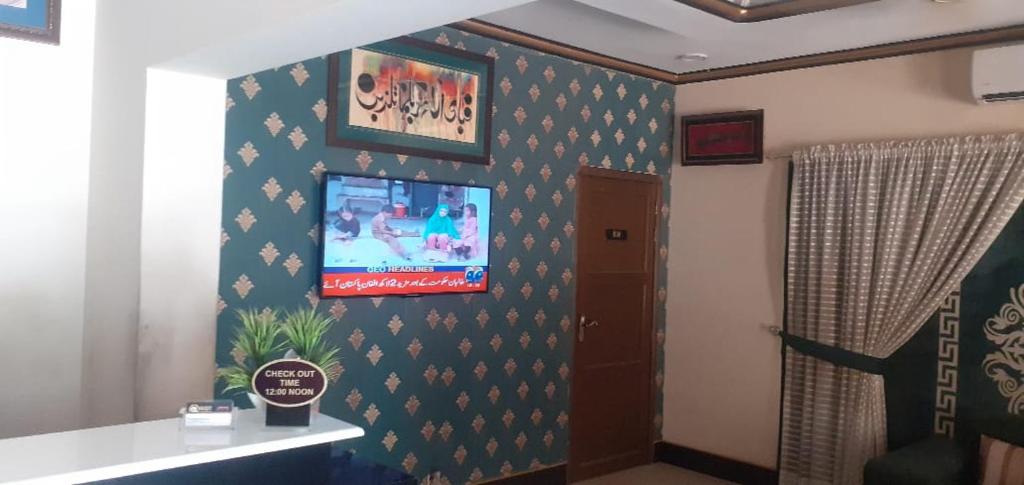 拉合尔Pace view Hotel Gulberg,Lahore的星空墙上的电视室