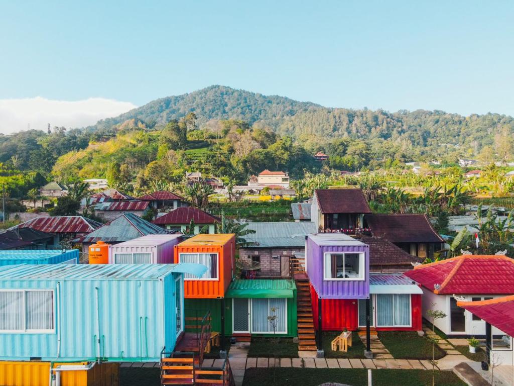 新加拉惹A Container Smart Stay的享有小镇的空中景色,拥有色彩缤纷的房屋