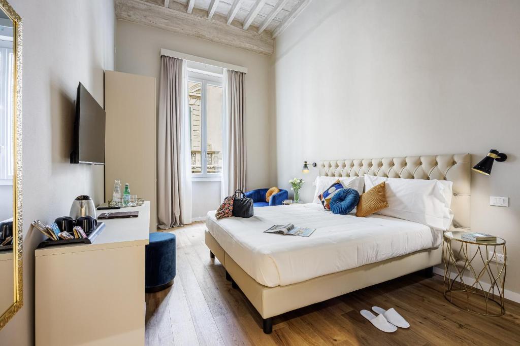 佛罗伦萨Dimora72的卧室配有一张白色大床和一张书桌
