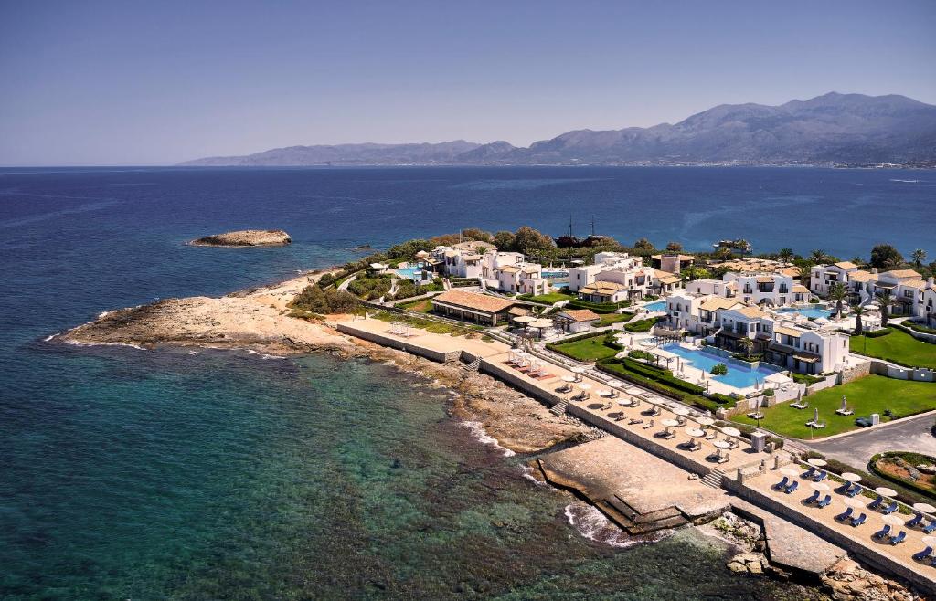 赫索尼索斯阿尔德马尔克诺萨斯皇家酒店的享有度假胜地和海洋的空中景致