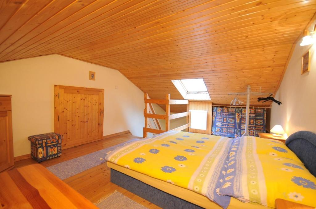 斯米扎尼玛丽亚小旅馆的一间卧室设有一张床和木制天花板