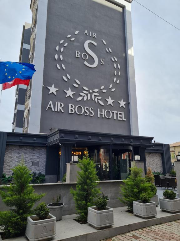 伊斯坦布尔Air Boss Istanbul Airport and Fair Hotel的前面有树木的空中老板酒店