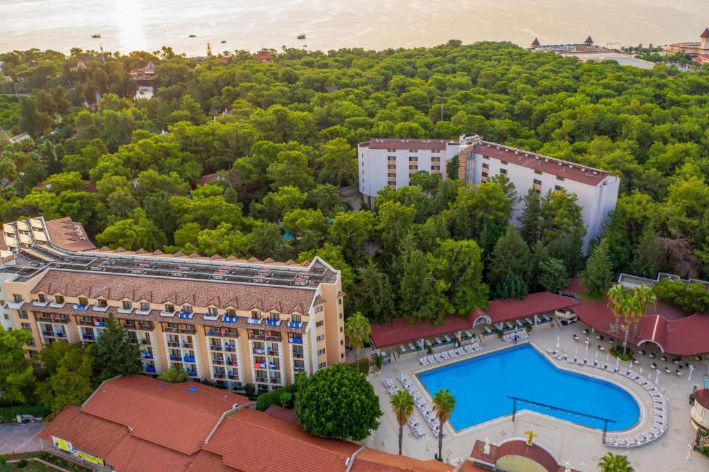 特基罗瓦阿玛斯卡普兰天堂酒店的享有带游泳池的度假村的空中景致