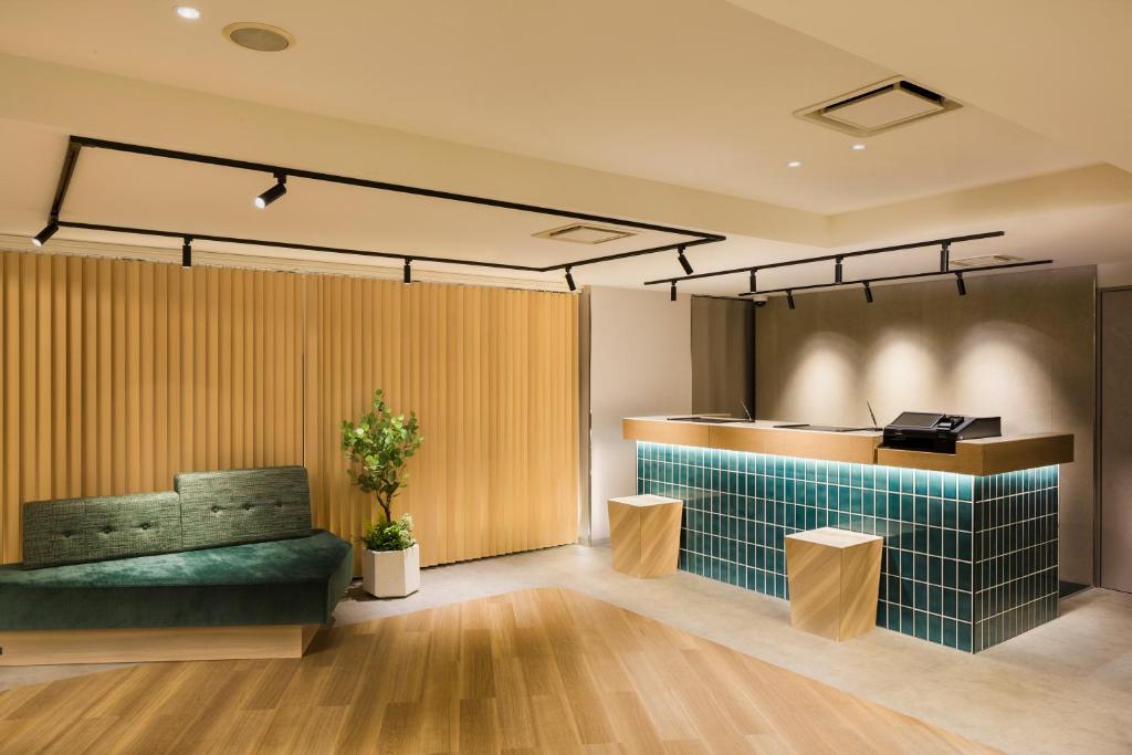 东京涩谷新南口东急酒店的大堂设有绿色沙发和台面