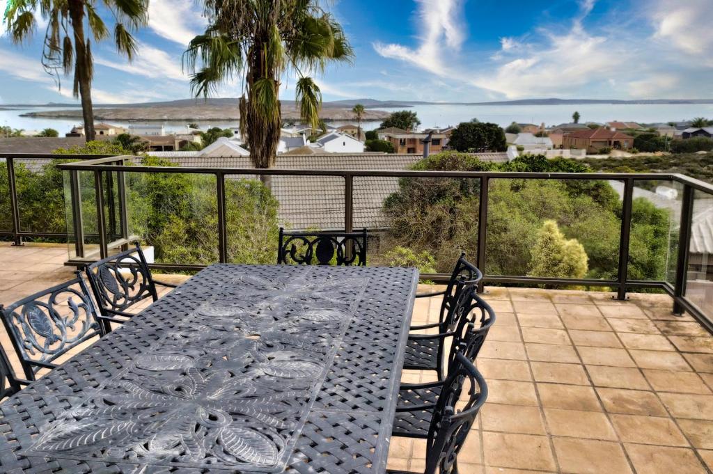 兰格班Galico Holiday Home的海景阳台上的桌子