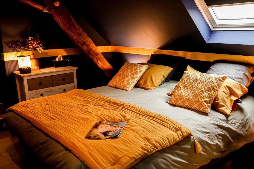 NolayL'Evasion的一间卧室配有一张带黄色床单和枕头的床。