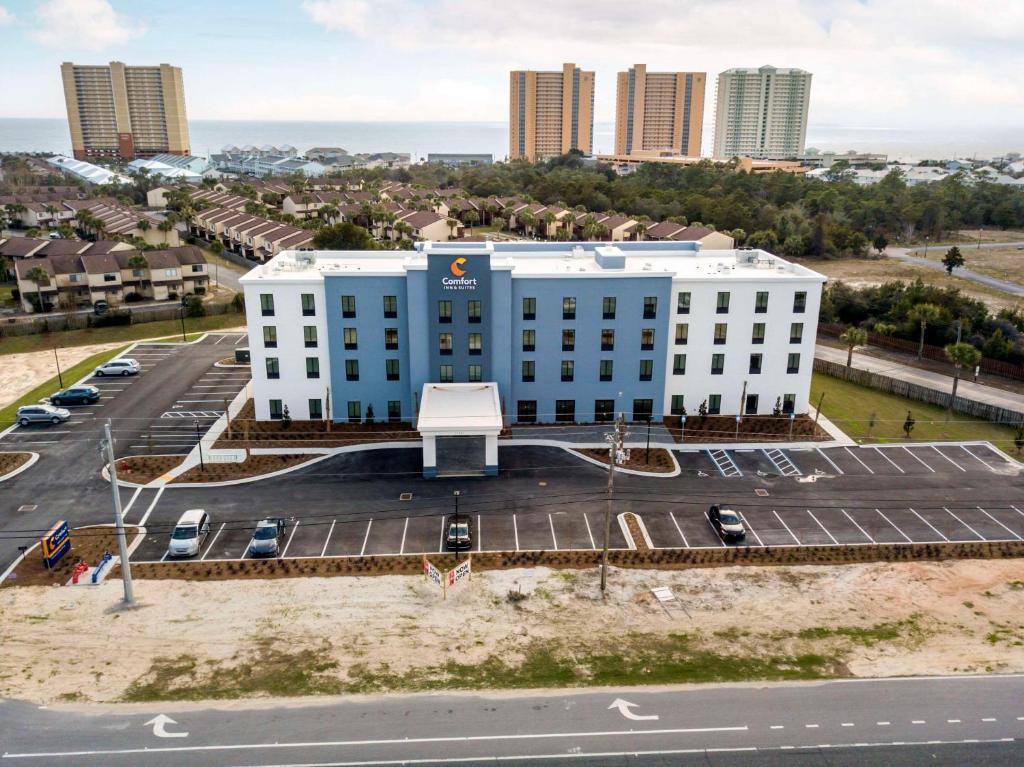 巴拿马城海滩Comfort Inn & Suites Panama City Beach - Pier Park Area的享有大楼空中景色,设有停车场