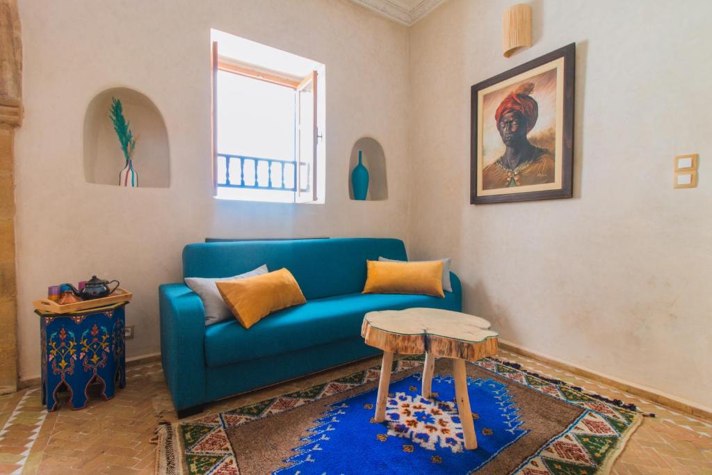 索维拉Stella 1 - joli appartement en médina avec cheminée的客厅配有蓝色的沙发和桌子