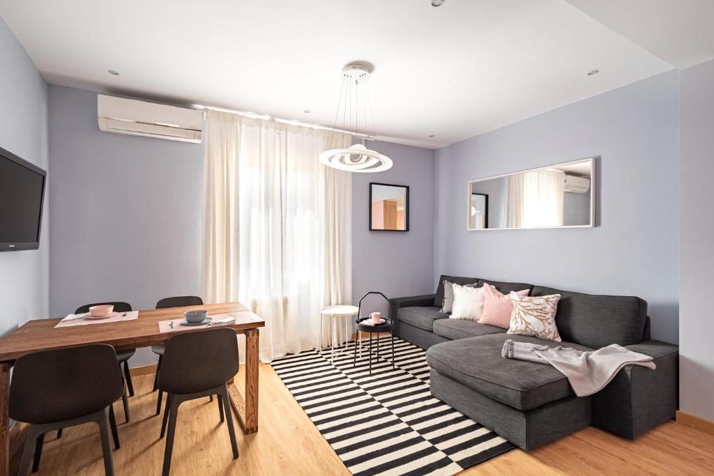 巴塞罗那Three bedrooms apartment的客厅配有沙发和桌子