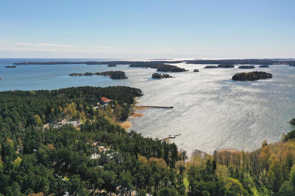 赫尔辛基索菲亚酒店的享有湖泊及森林和岛屿的空中景致