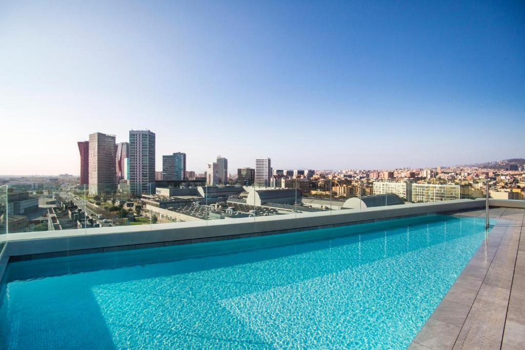 略夫雷加特河畔奥斯皮塔莱特萨博普拉萨尤罗帕酒店的一座城市建筑屋顶上的游泳池
