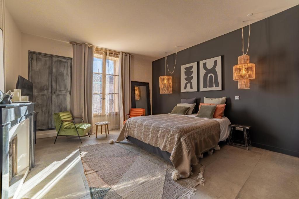 艾格-莫尔特La Maison de Lyna的一间卧室配有一张床和一把椅子