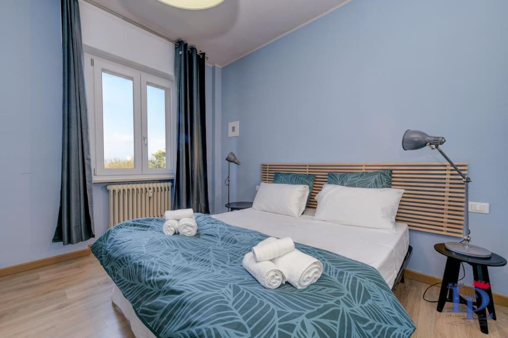 代森扎诺-德尔加达DesenzanoLoft Smiling in Desenzano的一间卧室配有一张大床和毛巾