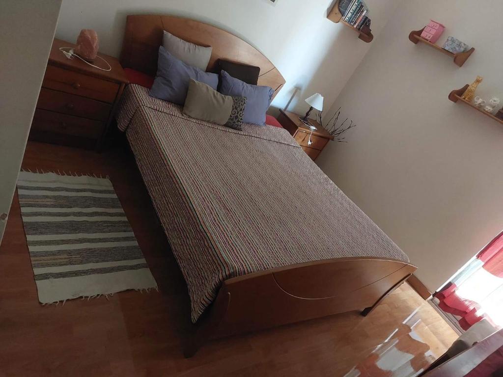 帕苏迪阿尔库什Casa de Praia的一张床上的盖子,放在房间里