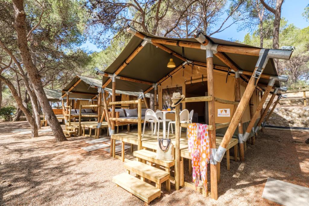塔马里特托雷德拉莫拉营地的树林中的小屋,配有椅子和树木