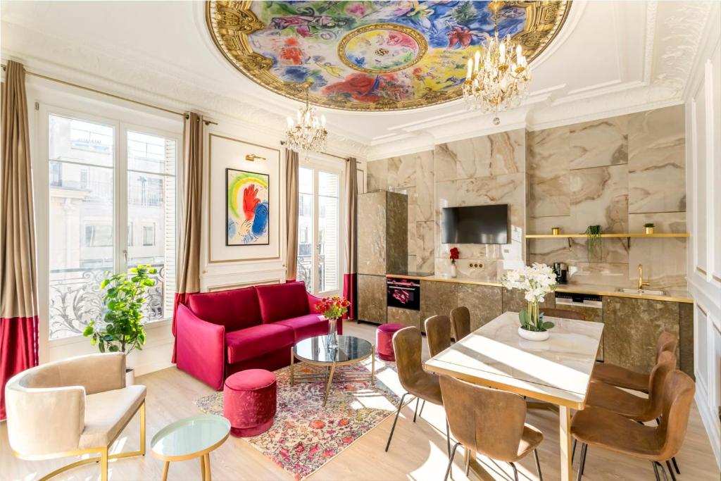 巴黎Luxury 3 Bedrooms 2 Bathrooms Apartment - Opera Louvre的客厅配有粉红色的沙发和桌子