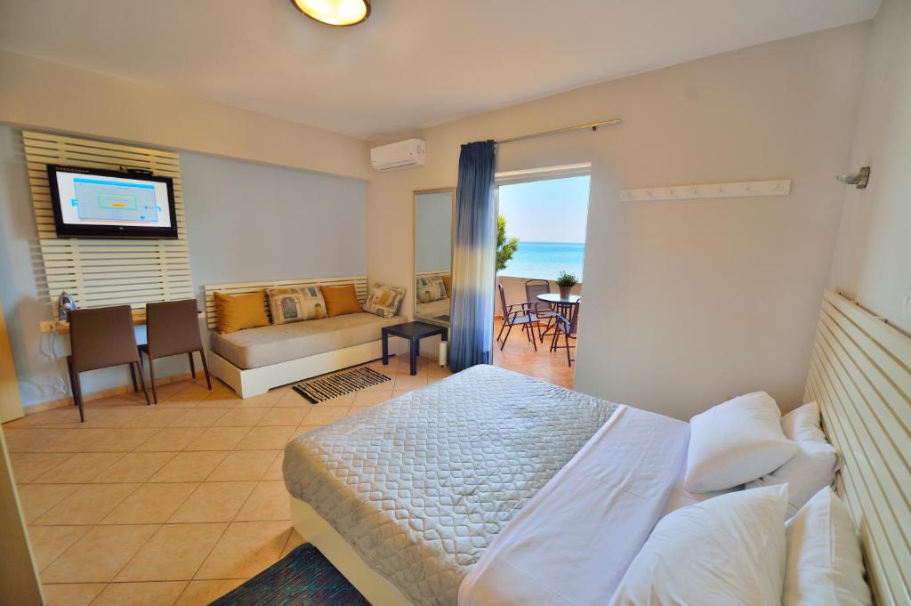 基萨莫斯Wink Bnb Paraliaki的酒店客房设有床和客厅。