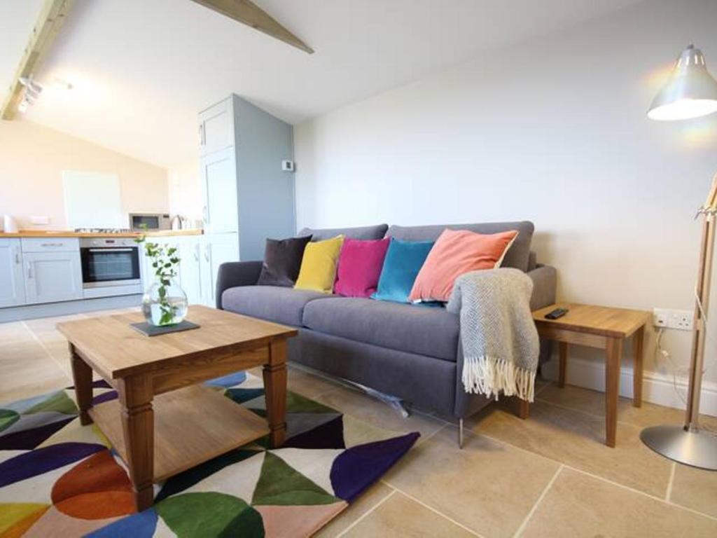 巴斯Pass the Keys Stunning cottage close to city centre的客厅配有带色彩缤纷枕头的沙发