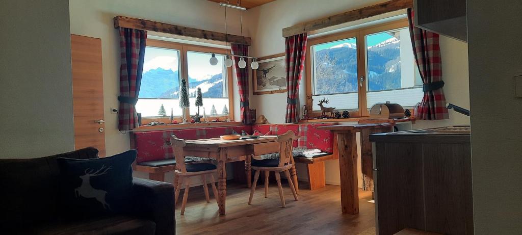 布伦纳山口格里斯Steinhof的厨房配有桌椅和窗户。