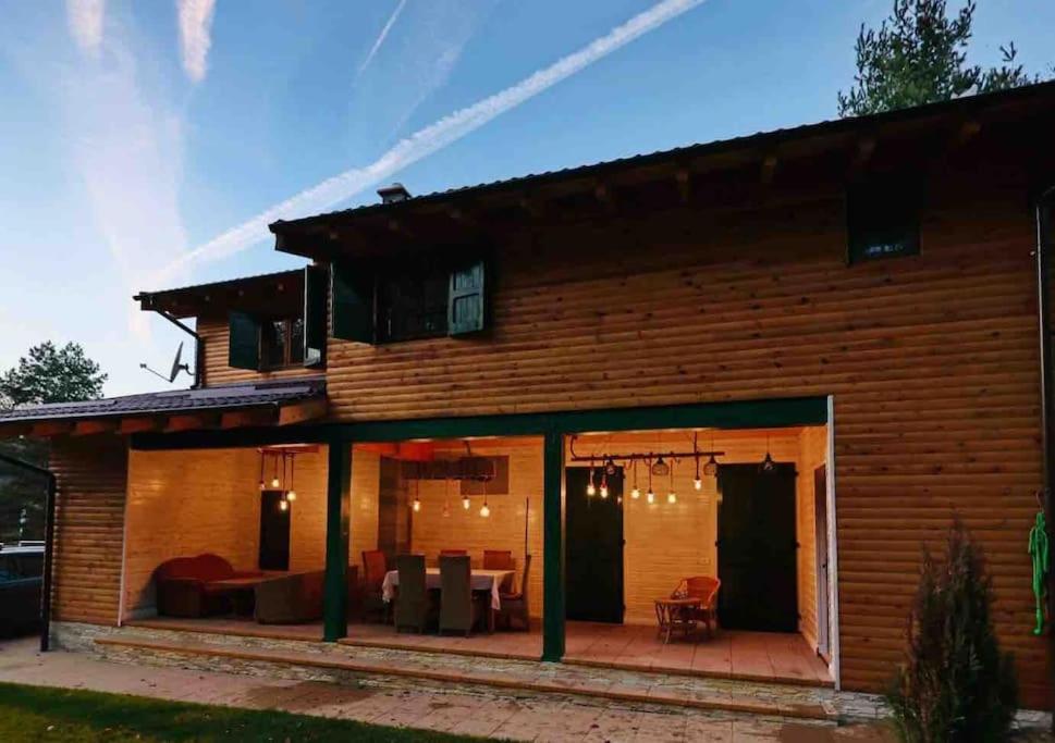 沃利乌格乡Vila Relax Valiug Crivaia的木屋设有天井和门廊