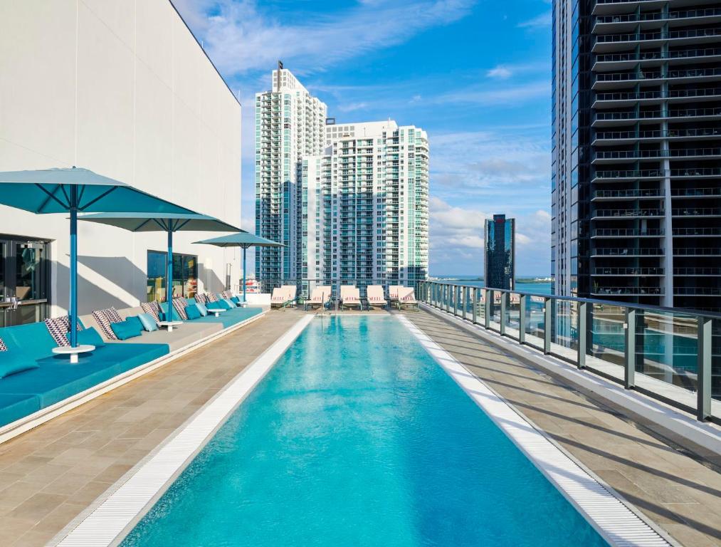 迈阿密citizenM Miami Brickell的建筑物屋顶上的游泳池