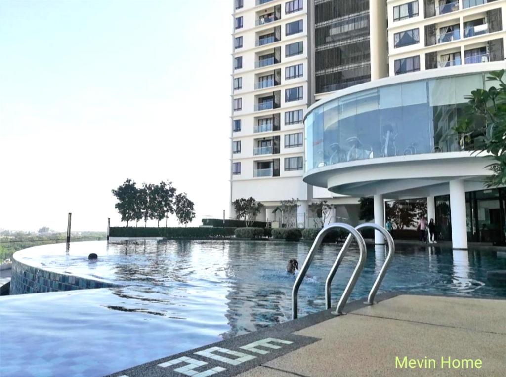 巴特沃思Mevin Woodsbury Suite Butterworth Penang的一座大建筑前的游泳池