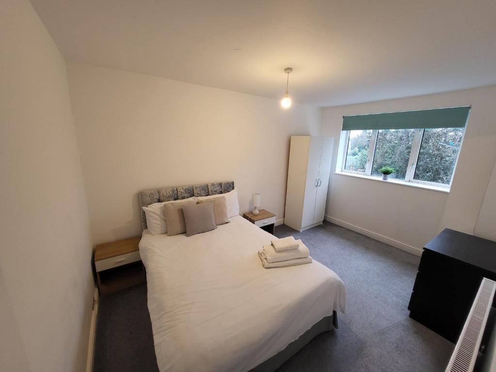 伦敦Modern 3 bed Walking Distance to Wimbledon Tennis!的卧室配有一张大白色床和窗户