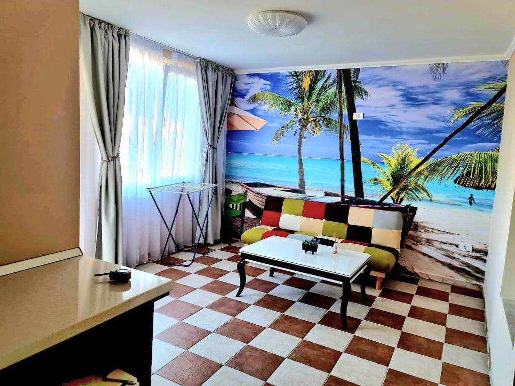 萨图恩Vila Zaya Saturn的带沙发的客厅,享有海滩美景