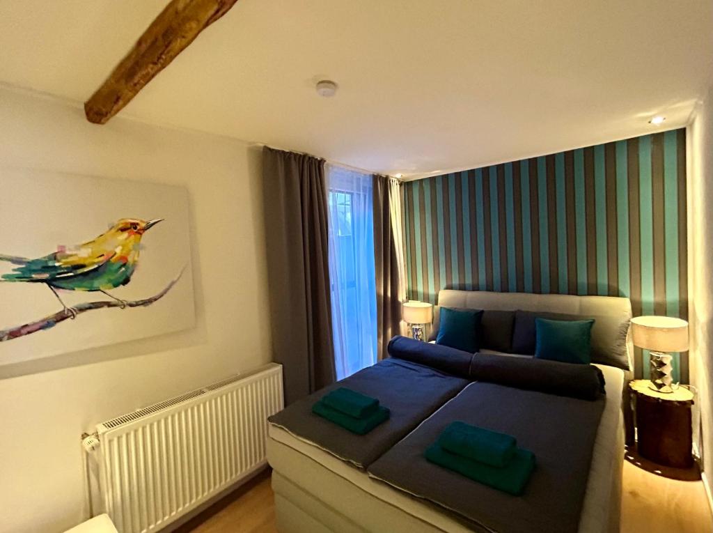 戈斯拉尔Die Altstadt Appartements Caprice的卧室配有一张床,并画着鸟
