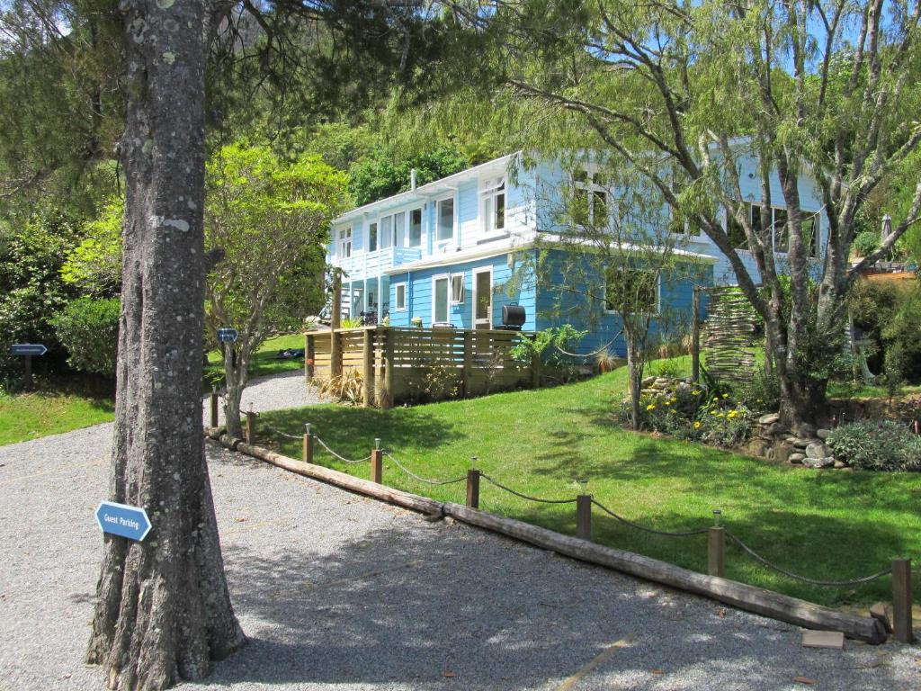 Anakiwa阿纳基瓦401宾馆的树上标有标志的蓝色房子