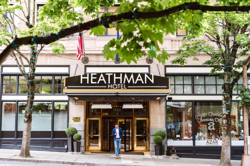 波特兰Heathman Hotel的站在健康酒店前的男人