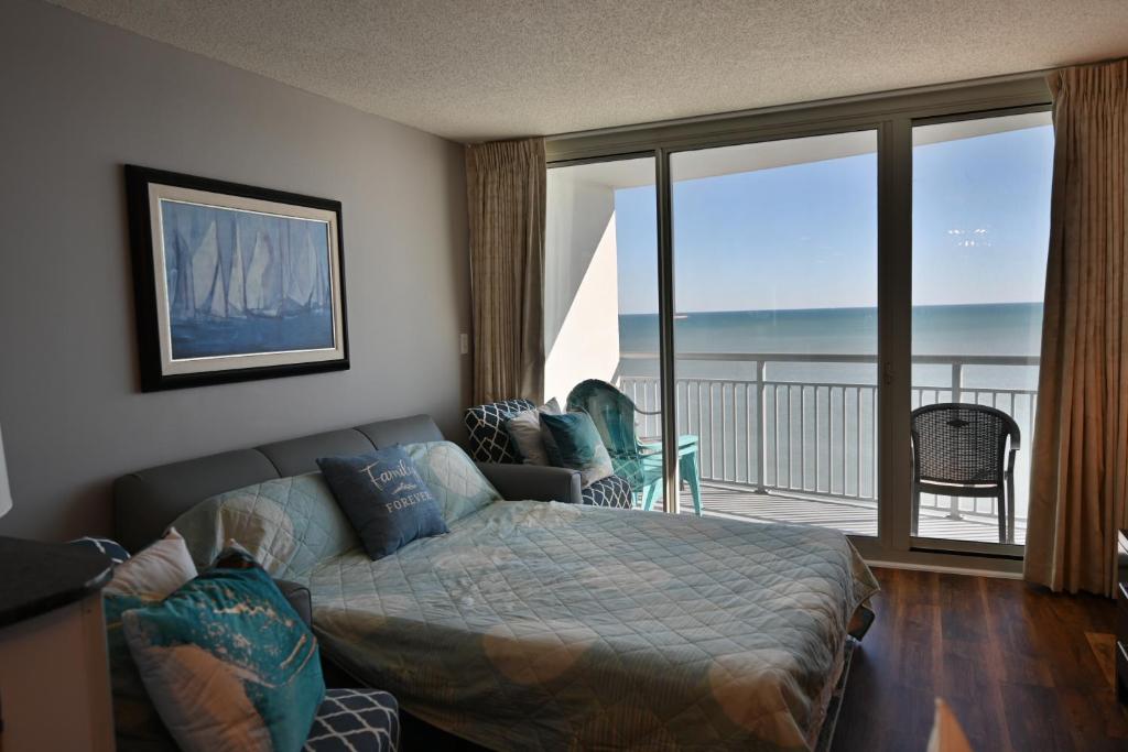 默特尔比奇Luxury 2 beds 2 bath Ocean Front Condo的一间卧室配有一张床,享有海景